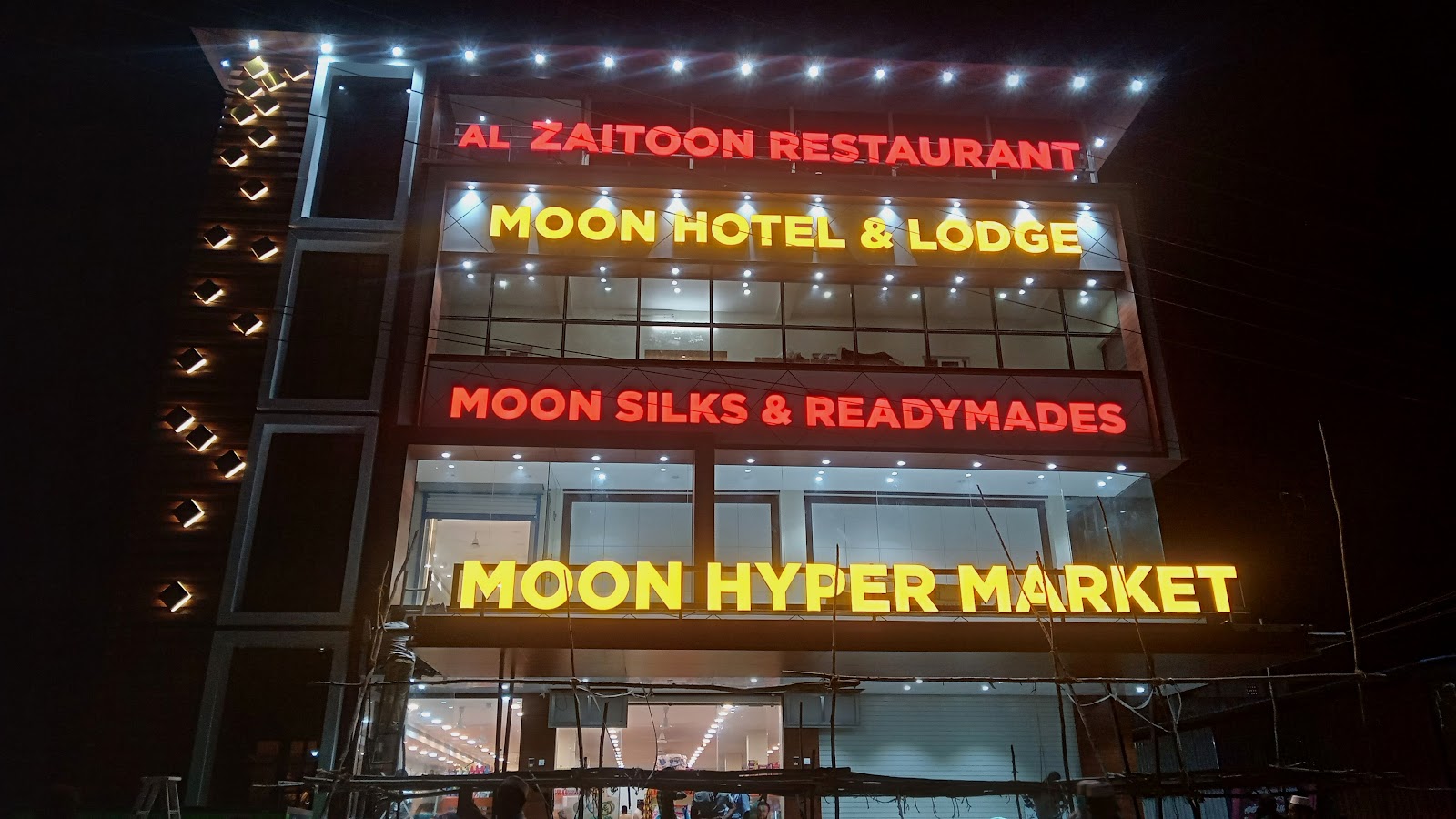 Moon Hyper Market